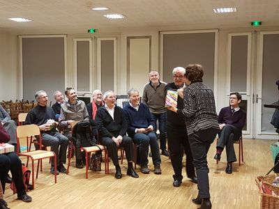 A tour de rôle, les choristes distribuent les cadeaux